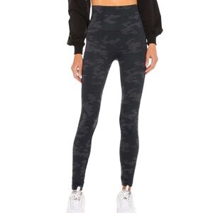 Spanx Look At Me Now Seamless Camo Leggings Slimming Size Medium Shapewear